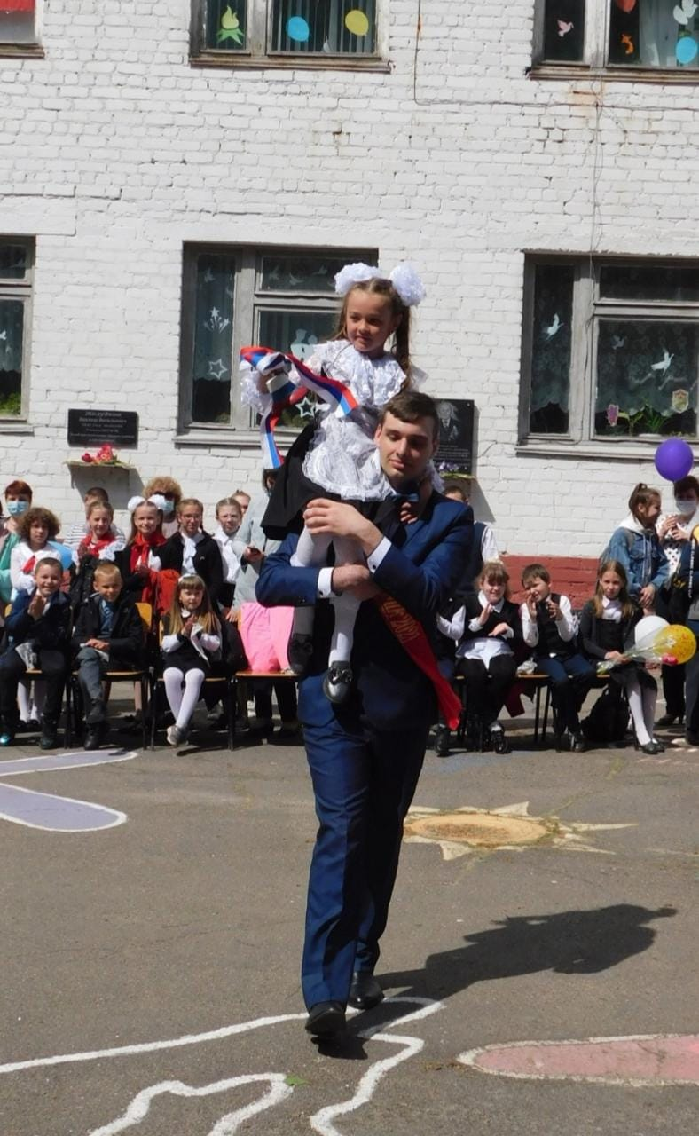 Пролетели годы незаметно – До свиданья, школа навсегда! Знай, минуту расставанья эту Ты забыть не сможешь никогда! Воплотить мечту свою старайся И в большую жизнь смелей иди! В дружбу верь, в себе не сомневайся – Ждут успех и счастье впереди!